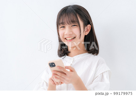 小学生　女の子　スマホ 99179975
