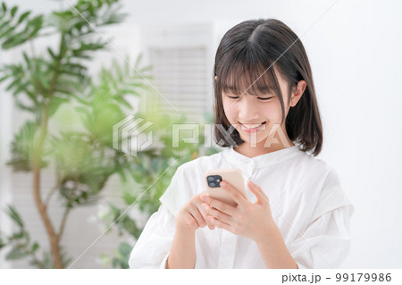 小学生　女の子　スマホ 99179986