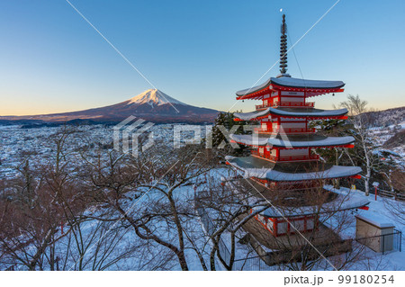 新倉山公園　冬　日の出　富士山　五重塔　朝日 99180254