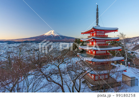 新倉山公園 冬 日の出 富士山 五重塔 朝日 新倉山公園 冬 日の出 富士山 五重塔 朝日 99180258