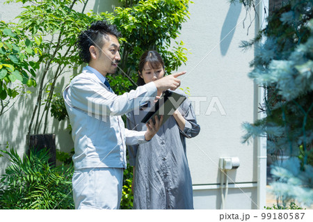 玄関　業者　作業着　 99180587