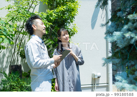 玄関　業者　作業着　 99180588