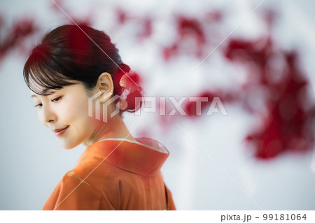 オレンジの訪問着の女性 99181064