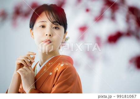 オレンジの訪問着の女性 99181067