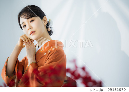 オレンジの訪問着の女性 99181070