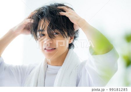 白いTシャツの男性　20代 　ヘアケア　 99181285