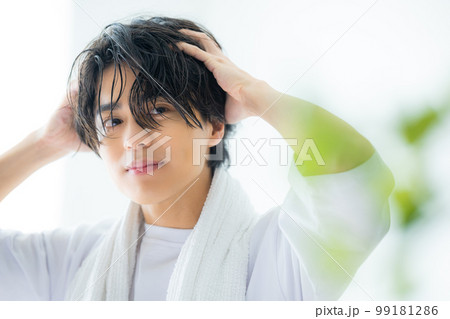 白いTシャツの男性 20代 ヘアケア 白いTシャツの男性 20代 ヘアケア 99181286