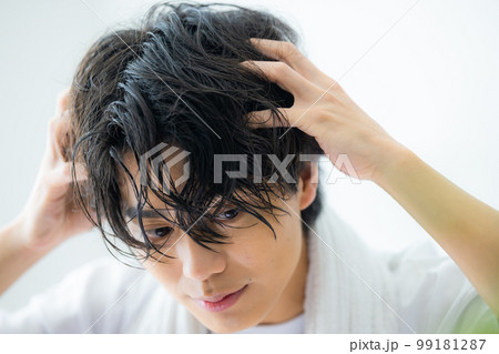 白いTシャツの男性 20代 ヘアケア 白いTシャツの男性 20代 ヘアケア 99181287