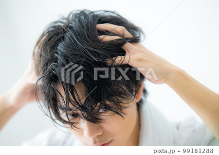 白いTシャツの男性 20代 ヘアケア 白いTシャツの男性 20代 ヘアケア 99181288