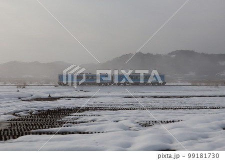 銀世界を走るフルーツライン左沢線の列車 99181730