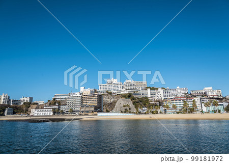 《愛知県》蒲郡市　快晴の西浦温泉と穏やかな砂浜 99181972