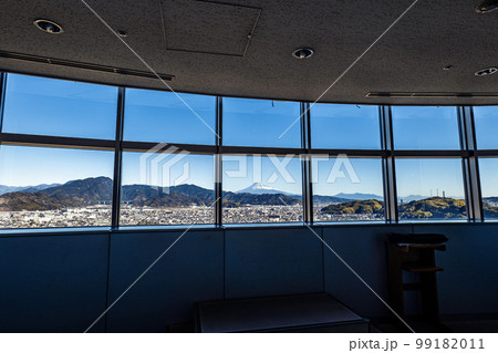 静岡市の街並みと富士山を眺める静岡県庁の展望フロア 99182011