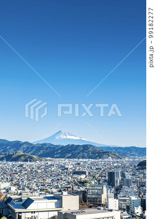 静岡市市街地の街並みと冬の富士山 99182277