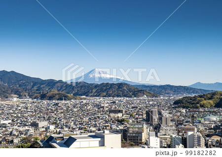 静岡市市街地の街並みと冬の富士山 99182282