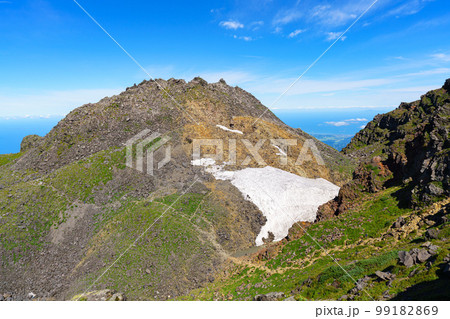 残雪残る鳥海山登山　七高山からの新山 99182869