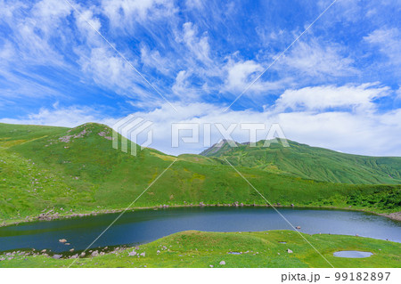 鳥海山登山 7合目御浜の鳥海湖 山岳信仰の地秋田富士 鳥海山登山 7合目御浜の鳥海湖 山岳信仰の地秋田富士 99182897