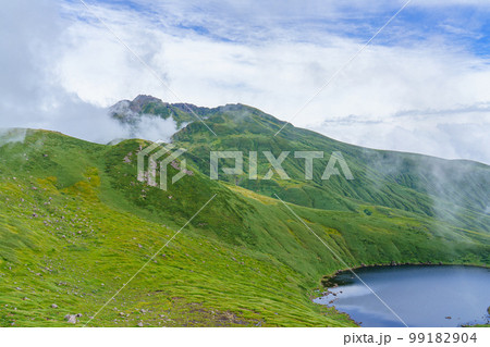 鳥海山登山 7合目御浜の鳥海湖 山岳信仰の地秋田富士 鳥海山登山 7合目御浜の鳥海湖 山岳信仰の地秋田富士 99182904