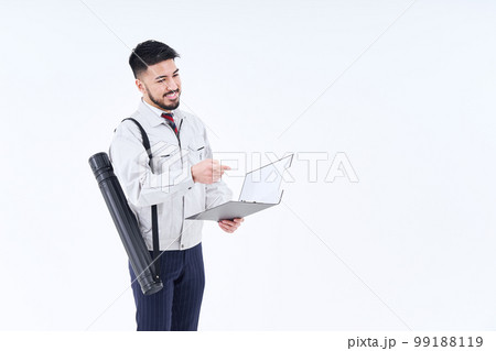 指差し確認をする作業着姿のビジネスパーソン 99188119