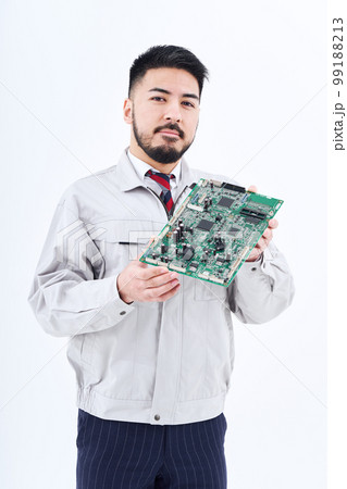 基盤を持つ作業服姿の男性 基盤を持つ作業服姿の男性 99188213