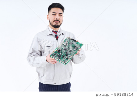 基盤を持つ作業服姿の男性 基盤を持つ作業服姿の男性 99188214