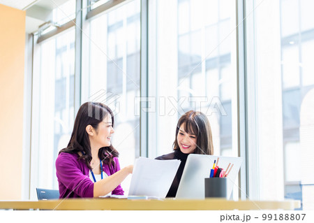 オフィスで打合せをするビジネスウーマン　撮影協力「近畿大学」 99188807