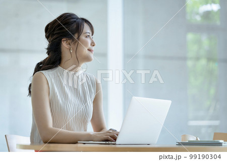 30代の女性 ノートパソコン カジュアルビジネスイメージ 30代の女性 ノートパソコン カジュアルビジネスイメージ 99190304