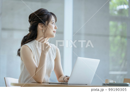 30代の女性　ノートパソコン　カジュアルビジネスイメージ 99190305