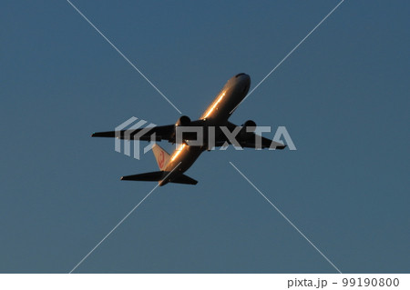朝日を浴びて離陸する日本航空B767飛行機_2023/1/3撮影 99190800