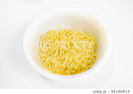 カップ麺　湯を捨て湯切りした麺 99190819