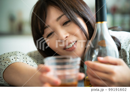 お酒に酔う女性 お酒に酔う女性 99191602