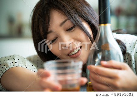 お酒に酔う女性 99191603