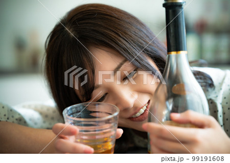 お酒に酔う女性 お酒に酔う女性 99191608