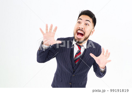 驚いた表情のスーツ姿の男性 99191819