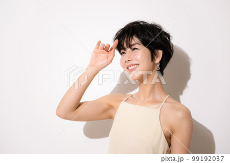 春夏の美容イメージに 日差しを眩しがる女性 春夏の美容イメージに 日差しを眩しがる女性 99192037