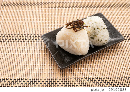 手作りおにぎり(昆布と青菜) 手作りおにぎり(昆布と青菜) 99192083