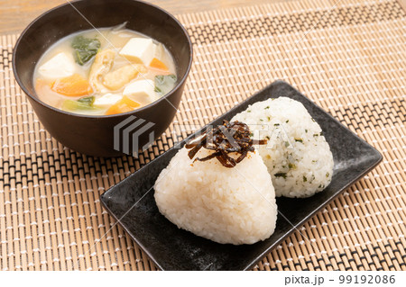 手作りおにぎりと味噌汁 99192086