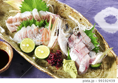 鯛の松皮造りと鯵の姿造り 99192439