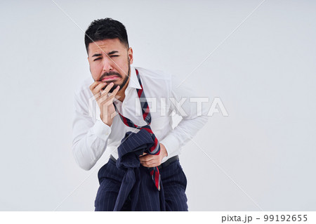 衣類が乱れてストレスを抱えた表情をするスーツ姿の男性 衣類が乱れてストレスを抱えた表情をするスーツ姿の男性 99192655
