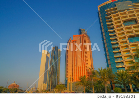 UAEアブダビの高層ビル群 99193201