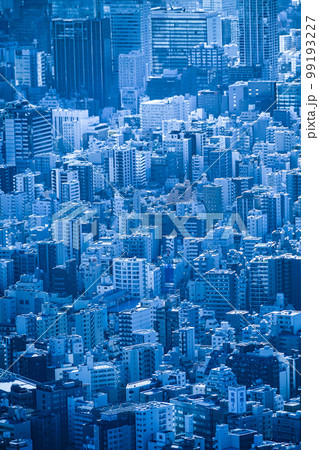 東京のビル群と夕暮れの空 99193227