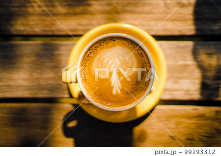 黄色いカップのカフェラテ 99193312