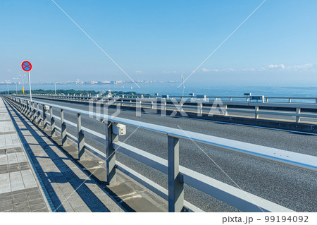 【東京の都市風景】東京ゲートブリッジ橋上の風景 99194092