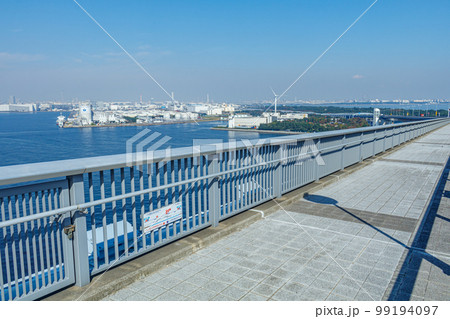 【東京の都市風景】東京ゲートブリッジ橋上の風景 99194097