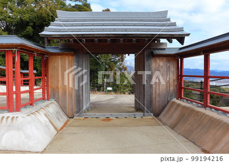 諏訪原城の復元された薬医門 99194216