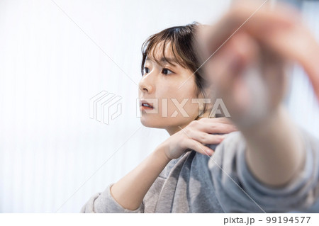 ダンススタジオで踊る若い女性　ダンス　ヒップホップイメージ 99194577