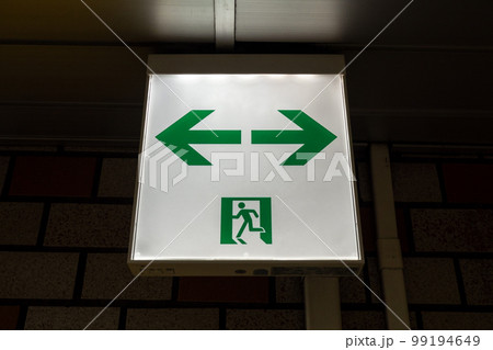 非常口の案内看板 非常口の案内看板 99194649
