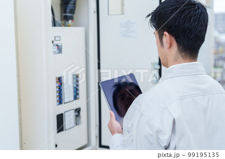 配電盤の点検をする男性作業員 99195135