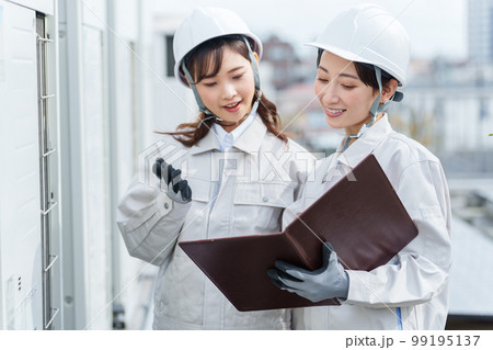 室外機を点検する女性作業員 99195137