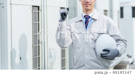 室外機の前に立つ男性作業員 室外機の前に立つ男性作業員 99195147
