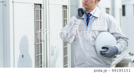 室外機の前に立つ男性作業員 99195151